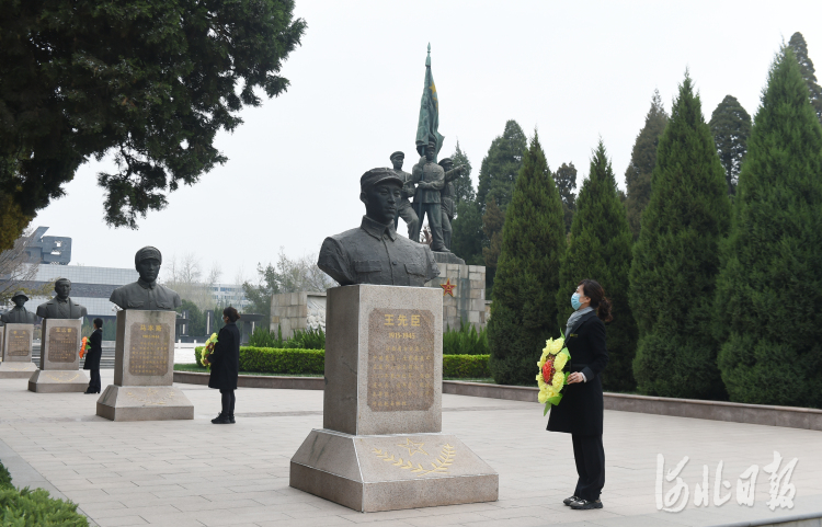2021年4月1日，在华北军区烈士陵园，陵园工作人员向烈士铜像敬献花圈。清明节前夕，河北省石家庄市社会各界人士纷纷前往华北军区烈士陵园祭奠烈士、缅怀先烈，弘扬爱国主义精神。河北日报记者史晟全摄影报道