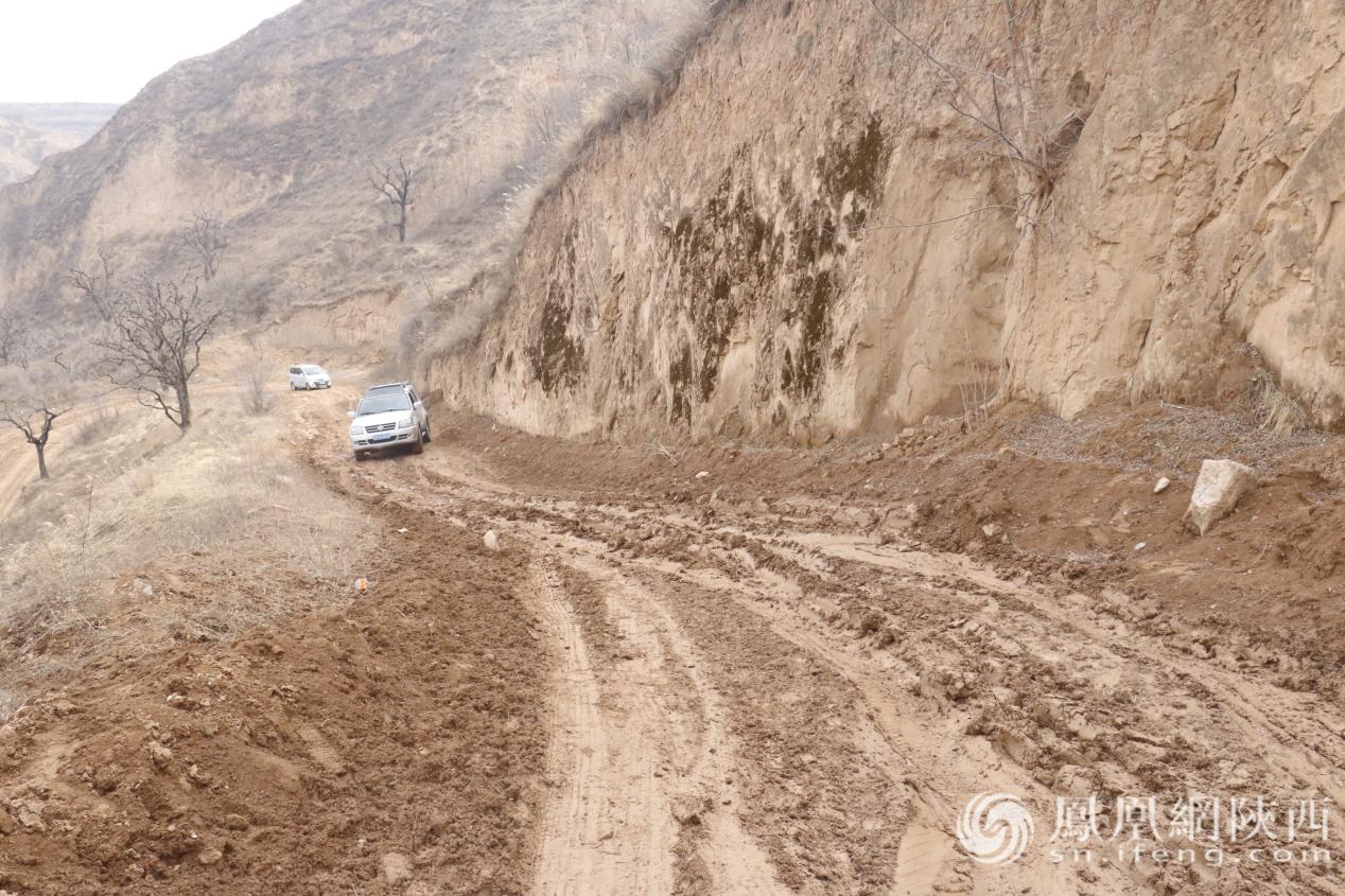 坡高路滑车辆无法前行