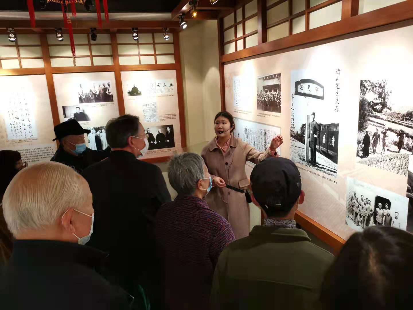 4月1日,南湖区建设街道南杨社区党委召开党委扩大会议,社区21位党员