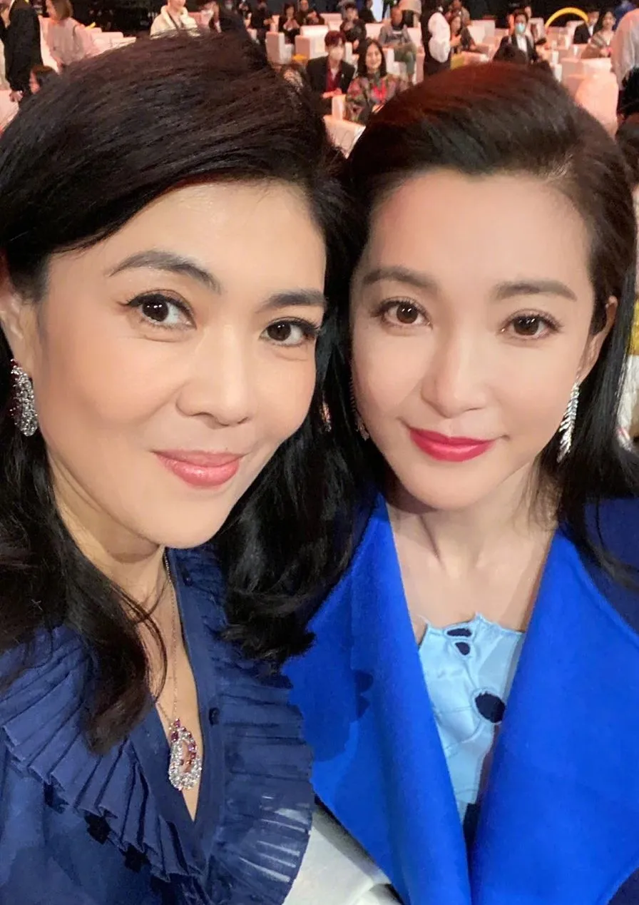 洪晃与苏芒的十年恩怨被赵丽颖用一条裙子解决了