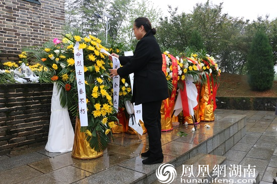 丧事花篮条幅怎么写图片