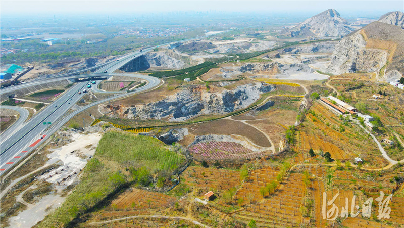 2021年4月6日，无人机拍摄的治理后的河北省三河市东部矿区一角。