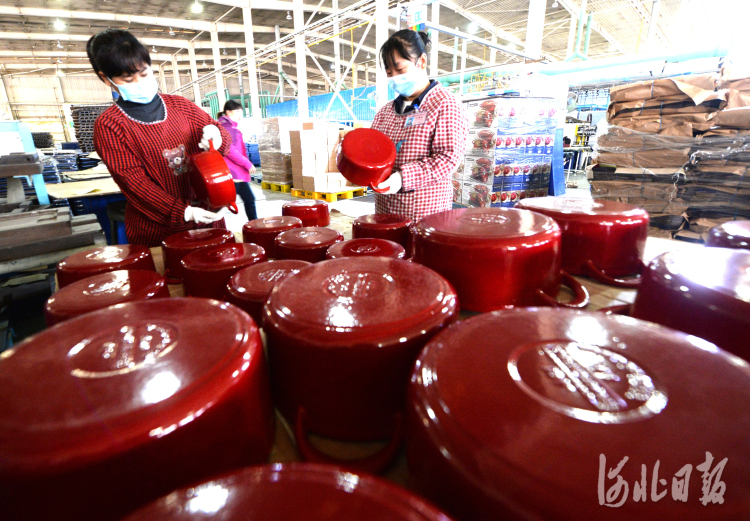 近日，位于河北省隆尧县河北三厦厨具科技有限公司员工检验铸铁珐琅炊具。河北日报记者杜柏桦摄影报道