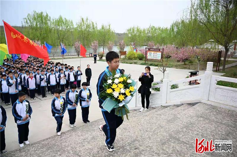 图为临城县第三中学师生在李保国纪念馆献花。