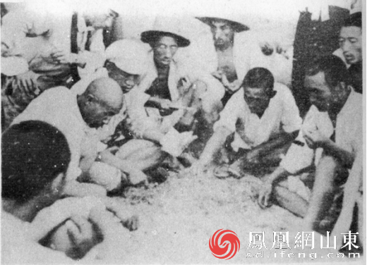 （指挥员与长山岛渔民共同研究选择登陆点）