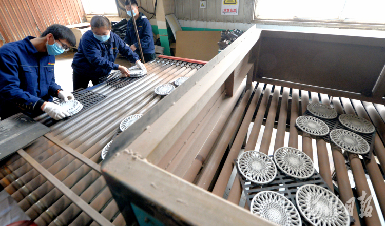 近日，位于河北省隆尧县河北三厦厨具科技有限公司员工加工铸铁珐琅炊具。河北日报记者杜柏桦摄影报道