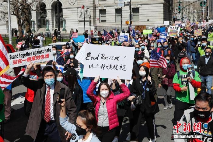 当地时间4月4日,纽约举行反仇恨亚裔大游行,上万民众手持标语在曼哈顿弗利广场集会后,游行穿过布鲁克林大桥至布鲁克林卡德曼广场。 <a target='_blank' href='http://www.chinanews.com/'>中新社</a>记者 廖攀 摄