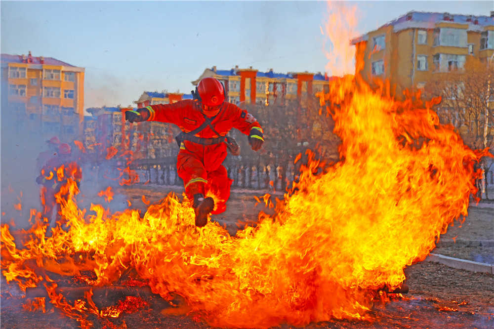 体验真人版穿越火线森林消防员训练惊心动魄