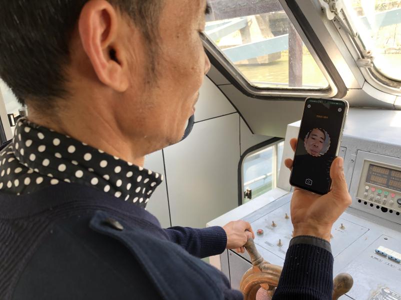 船员通过智能核查系统app端进行人脸比对身份认证 杭州交通港航供图