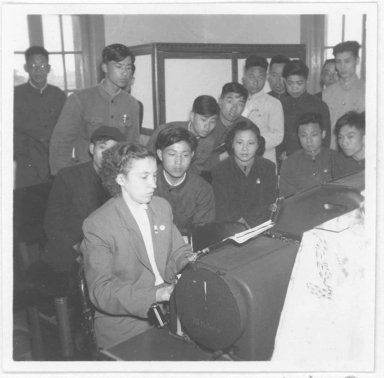 ▲1956年，苏联报务员克利玛诺娃来武汉市长途报话局机房，传授操作知识。