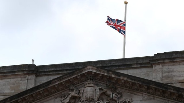 凤凰连线｜英国女王丈夫菲利普亲王去世 白金汉宫降半旗致哀