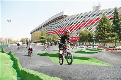 运动公园内的泵道场地