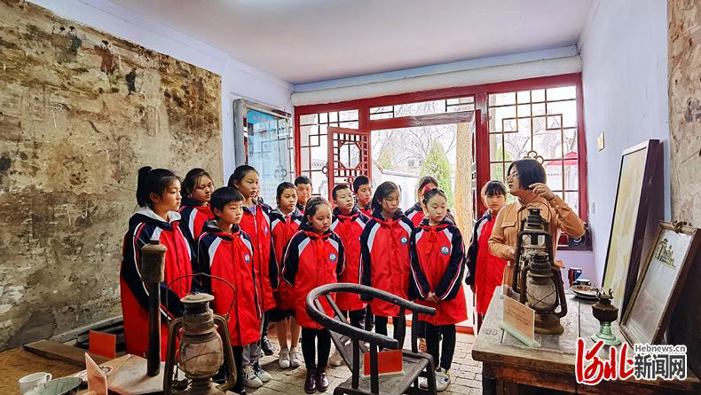 近日，温泉屯学区的少先队员来到丁玲纪念馆参观学习，了解红色历史，接受爱国主义教育。河北日报记者卢旭东摄