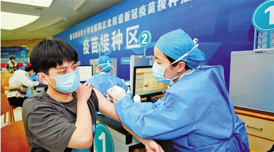 4月8日，浙江广厦建设职业技术大学学生在东阳接受第一剂疫苗接种。