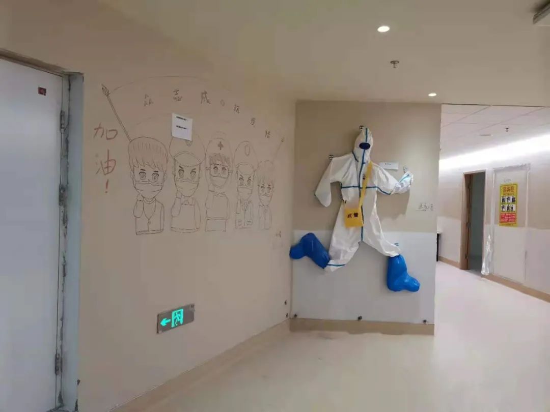 疫情期间，医护人员们通过简笔涂鸦传递对战友的关心，为彼此打气