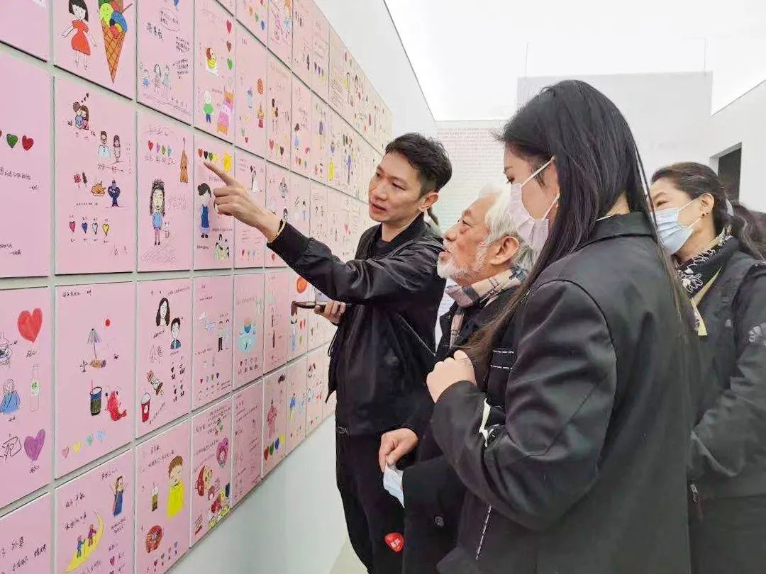 展览开幕当天，艺术家李博向策展人栗宪庭讲解画作故事
