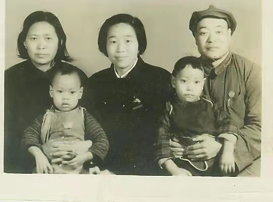 1952年拍摄于北京，杨天峰的爸爸妈妈抱着两个儿子与嫂子（何英才之妻，居中者）合影，左边小朋友为杨天峰，右边为其三哥。