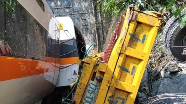 台铁遇难者家属当面痛批蔡英文：从不改进才会酿成大祸