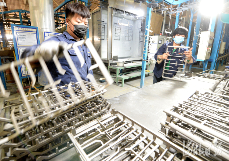 近日，位于河北省隆尧县河北三厦厨具科技有限公司员工加工铸铁珐琅炊具。河北日报记者杜柏桦摄影报道