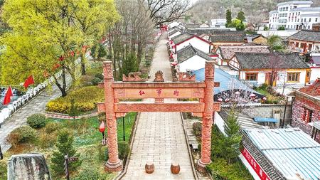 红军街见证了这里的沧桑巨变，以及今天的幸福安康。