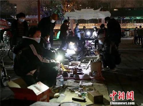 4月2日晚，在“鬼市”买卖旧货的人们。<a target='_blank' href='http://www.chinanews.com/'>中新社</a>易海菲 摄