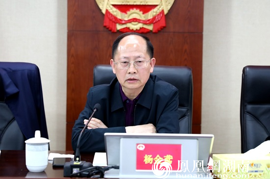 座谈会上,常德中院党组副书记,副院长饶南丙代表院党组向指导组汇报了