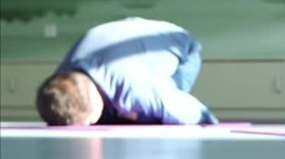 探访强制隔离戒毒所，戒毒人员开展正念瑜伽训练