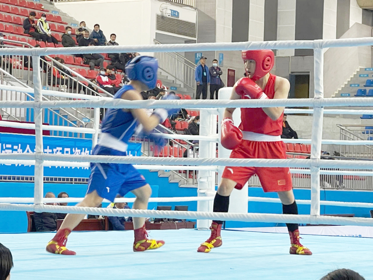 河北拳击运动员尹军花（右）在比赛中。 河北拳击协会供图
