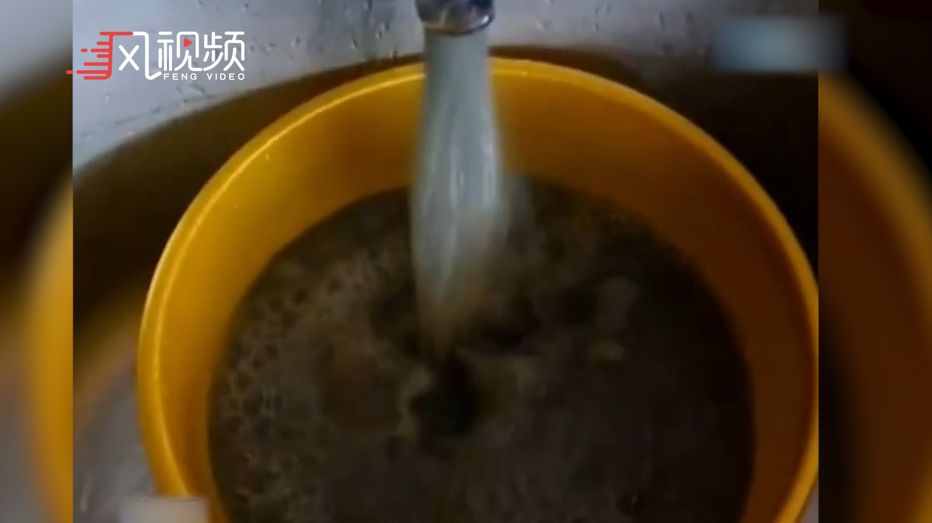 水龙头流出泥水，住户自嘲日月潭挖到了“石油”