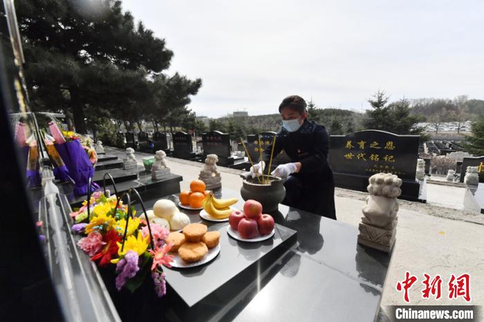 李利芳介绍，公墓推出的“代客祭扫”服务颇受客户认可。　张瑶 摄