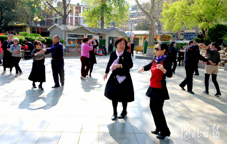 2021年4月7日，市民在河北省石家庄市平安公园广场跳舞娱乐。河北日报记者杜柏桦摄影报道