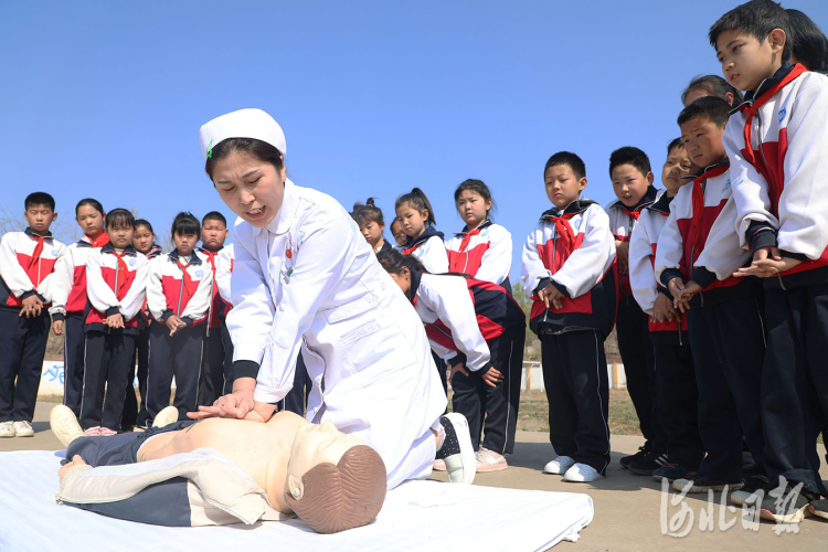 2021年4月6日，在河北省唐山市丰润区姜家营乡杨家铺小学，医护人员向小学生传授“心肺复苏”急救技能。