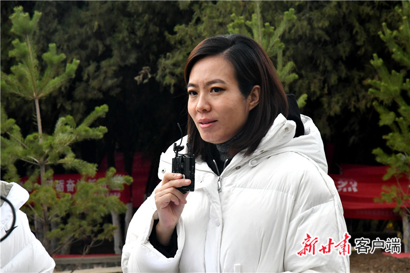 央视《新闻联播》主播宝晓峰在直播演练中