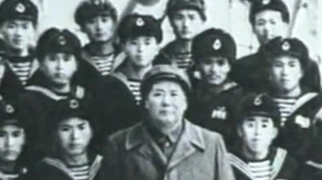 1953年毛泽东视察海军“长江”号炮舰，题词称一定要建强大海军