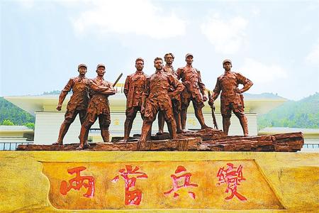 两当兵变纪念馆中心广场上气势恢宏的七人群雕 本版摄影：新甘肃&middot;甘肃日报记者 郁婕