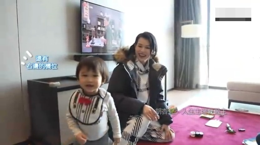 胡杏儿的儿子出镜感极强，鲁豫调侃他的打扮