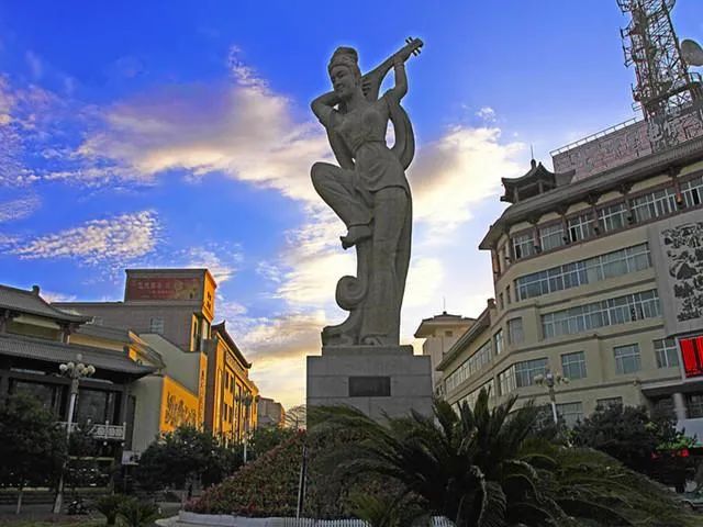 敦煌“反弹琵琶”雕塑