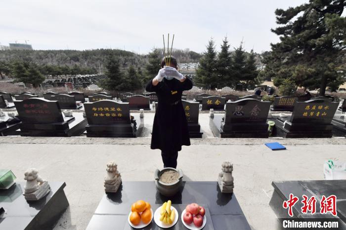 李利芳介绍，公墓推出的“代客祭扫”服务颇受客户认可。　张瑶 摄