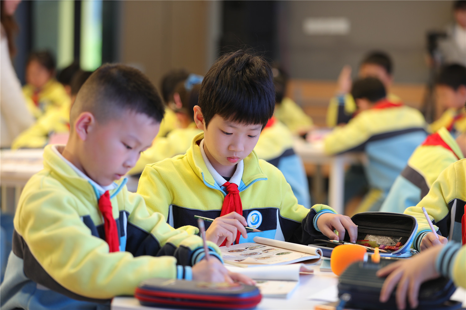开学首日，北京十一学校一分校师生齐跳“兔子舞”迎接新学期_手机新浪网