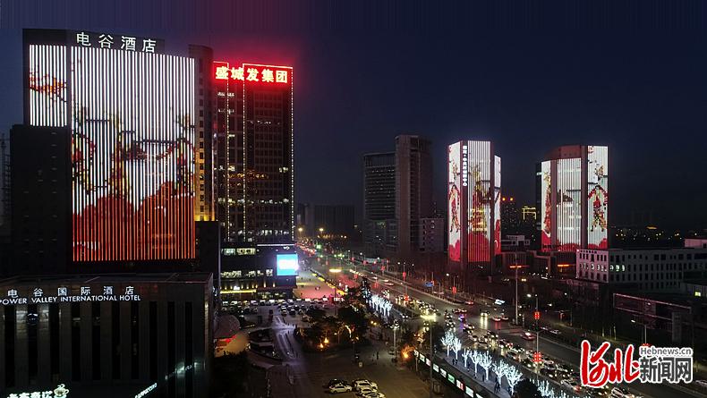 今年以来，保定市对人民广场、东湖周边、电谷酒店以及保定东站等重点区域进行亮化、美化，打造“闪耀夜保定”。这是保定市朝阳大街与创业路交叉口北侧夜景。通讯员罗大庆摄