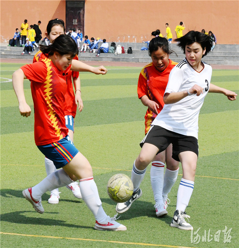 2021年4月7日，在河北省广平县第三中学校园足球场上，学生们在进行足球对抗比赛。