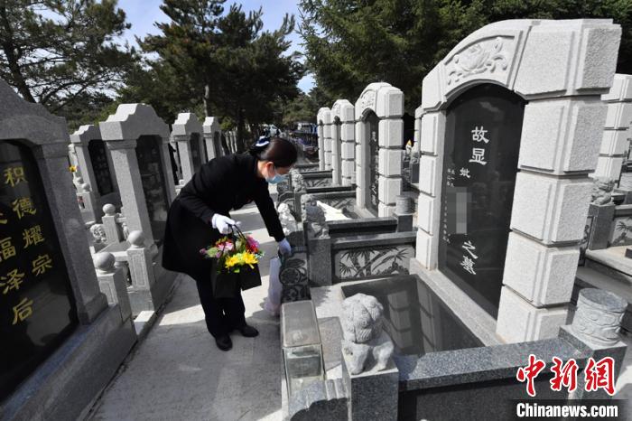 清明时节“代客祭扫”现长春