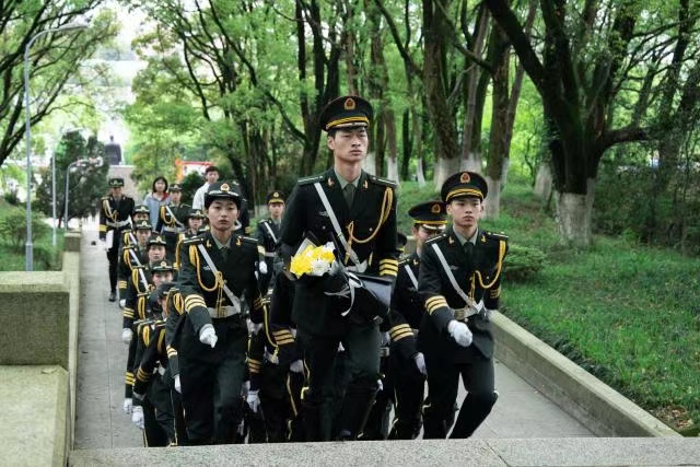 江西财经大学：传承红色基因 让清明祭扫更文明