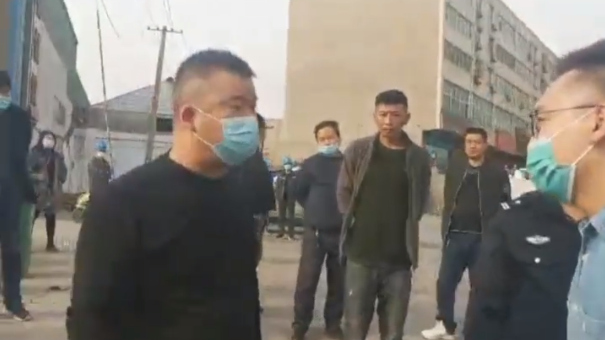 河南巩义官方回应记者报道火灾被抢手机骂“狗腿子”：警方已介入