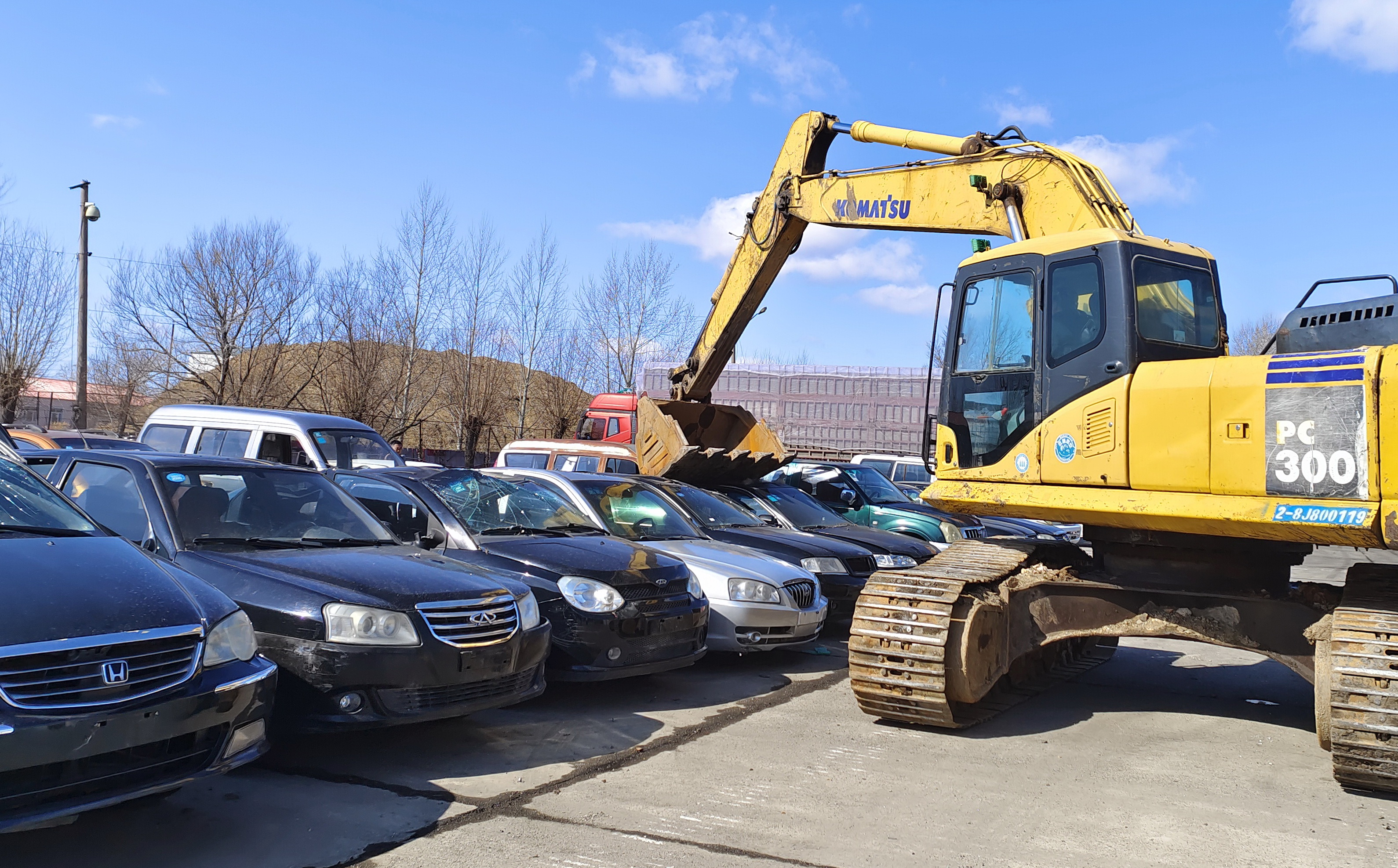 正在销毁报废汽车