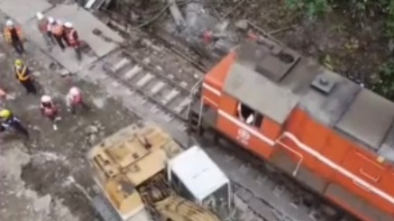 台铁列车出轨疑点：工程车无事却进入现场 有停车场却停于斜坡