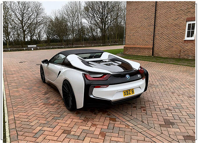 宝马i8敞篷版实拍搭15t插混引擎前卫剪刀门造型