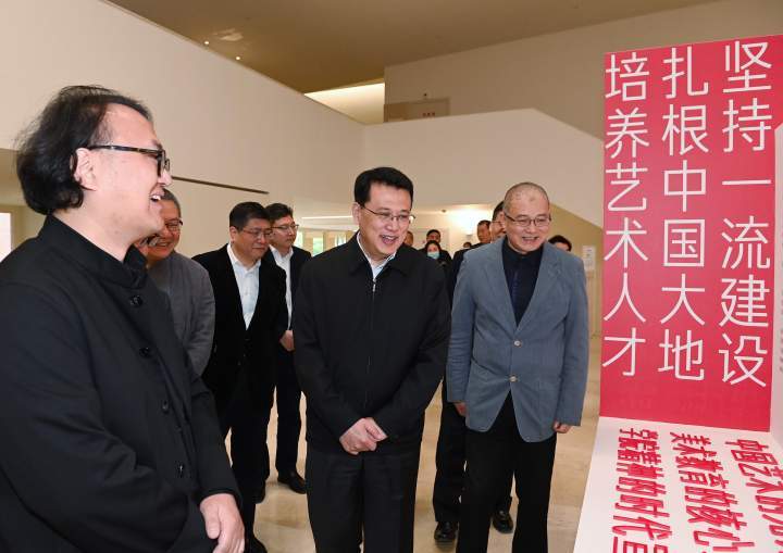 4月7日，省委书记袁家军赴中国美术学院中国国际设计博物馆，参观“牢记嘱托、砥砺奋进——中国美术学院建设世界一流美术学院十五周年展”。