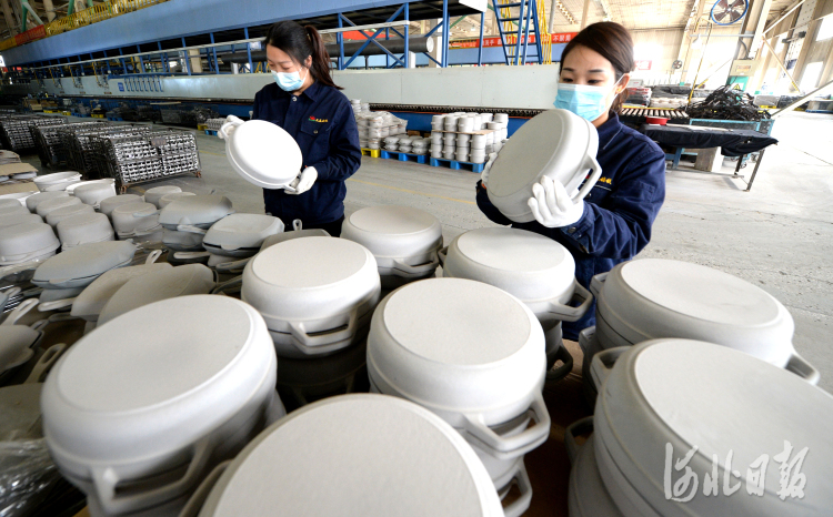 近日，位于河北省隆尧县河北三厦厨具科技有限公司员工加工铸铁珐琅炊具。
