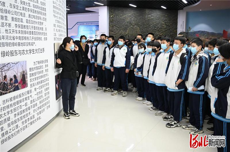 图为师生聆听工作人员讲解李保国生前在临城工作的往事。